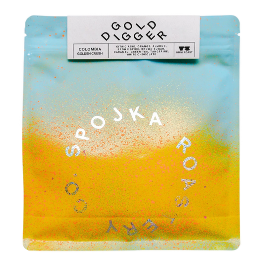 Förpackat kaffe ”Gold Digger” från Spojka Roastery på en gradientbakgrund.