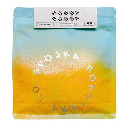 Kaffeförpackning med "Hubba Bubba" och "SPOJKA ROASTERY" logotyp på vit bakgrund.