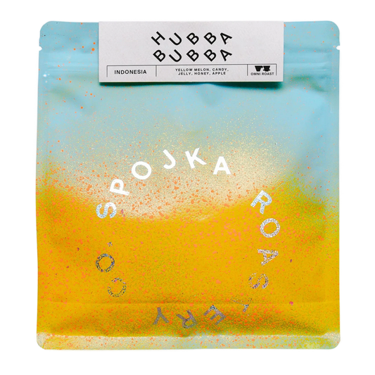 Kaffeförpackning med "Hubba Bubba" och "SPOJKA ROASTERY" logotyp på vit bakgrund.