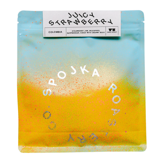 Kaffeförpackning med smaken "Juicy Strawberry" och "SPOJKA ROASTERY" logotyp på vit bakgrund.