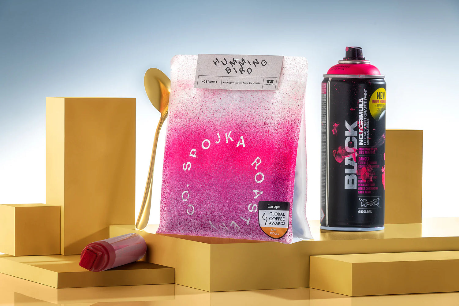 Spojka coffee bag and spray can on a geometric background