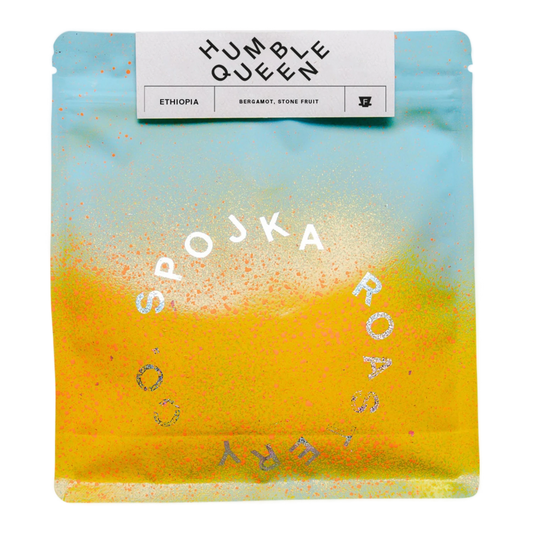 Förpackat kaffe ”Humble Queen” från Spojka Roastery på en gradientbakgrund.