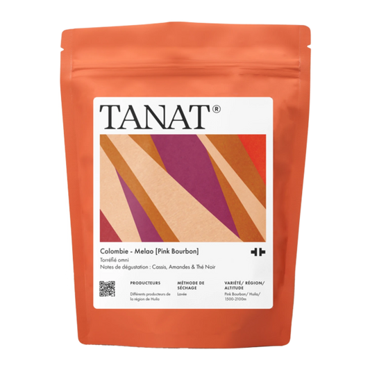 En ståpåse med TANAT Colombia - Melao (Pink Bourbon) hela bönor i terrakottaorange förpackning med en vit etikett med diagonala randiga mönster.
