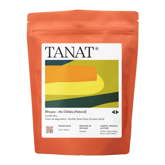 En levande orange ståpåse med TANAT Etiopien - Alo Chilako (Natural)-kaffe, med en stor vit etikett med färgglad geometrisk grafik.