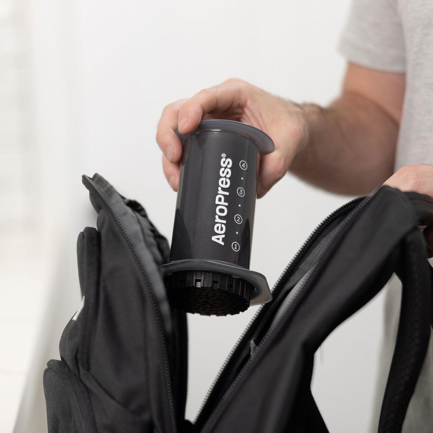 AeroPress Original som packas ner i en svart ryggsäck för resa