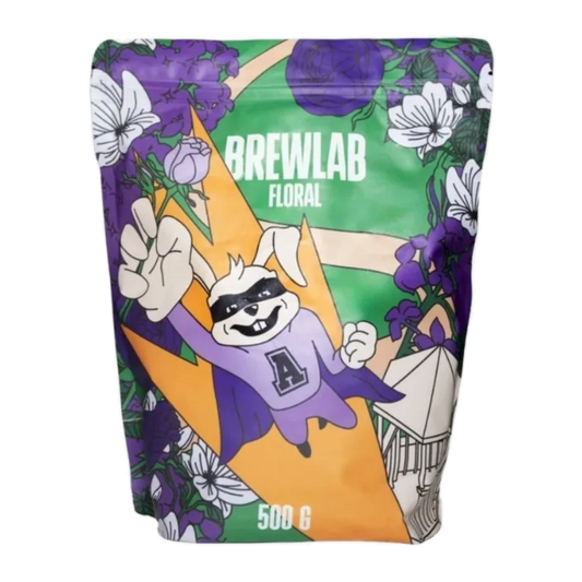 Färgglad CoffeeLab-påse ”Brewlab Floral Filter” med en tecknad vit kanin.