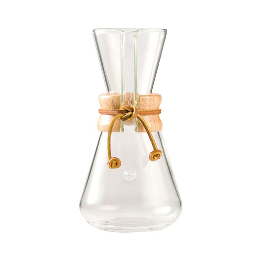 Genomskinlig Chemex kaffebryggare i glas för 3 koppar med träkrage på vit bakgrund.