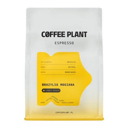 Kaffeförpackning med 'Coffee Plant Brazylia Mogiana'-branding och gul etikett på vit bakgrund.