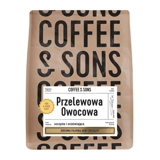 Kaffepåse från Coffee & Sons med etikett för smaken "Przelewowa Owocowa" på vit bakgrund