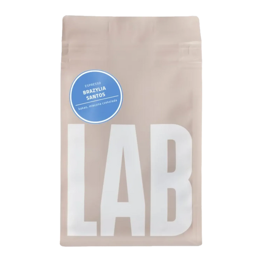 Beige CoffeeLab-påse Brazylia Santos Espresso med stor vit LAB-text och blå etikett