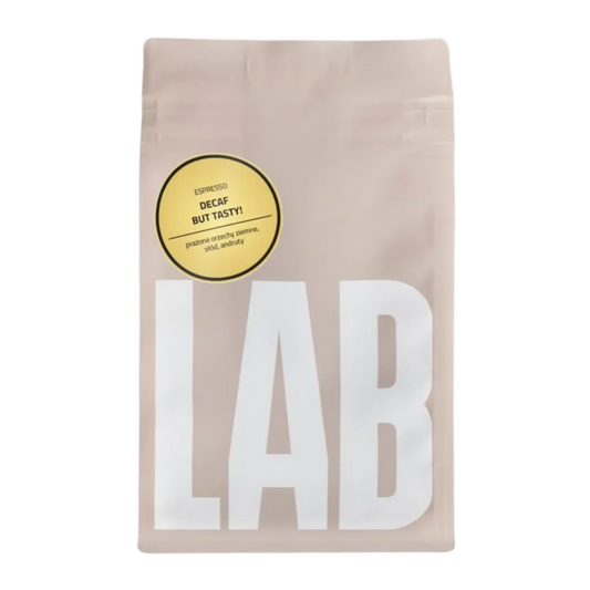 Beige CoffeeLab-påse Decaf But Tasty Espresso med stor vit LAB-text och gul etikett