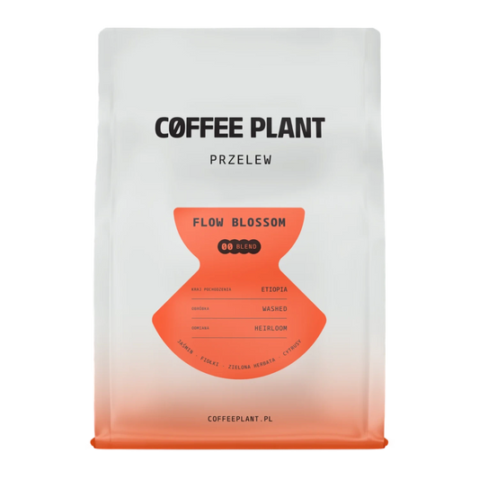 Kaffepaket med Coffee Plant "Flow Blossom"-design och en orange etikett på vit bakgrund