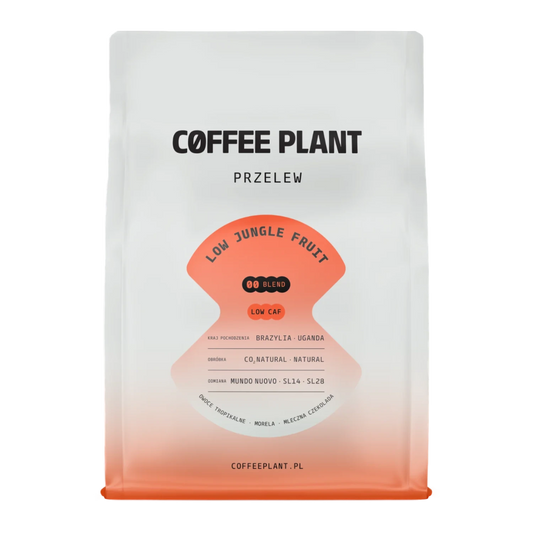 Kaffepaket med Coffee Plant "LOW Jungle Fruit"-design och en orange etikett på vit bakgrund