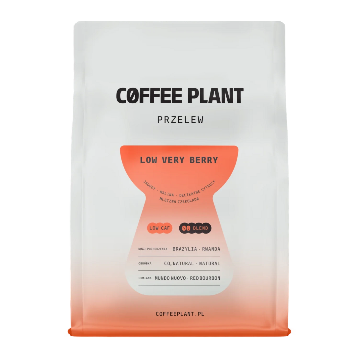 Kaffepaket med Coffee Plant "LOW Very Berry"-design och en orange etikett på vit bakgrund