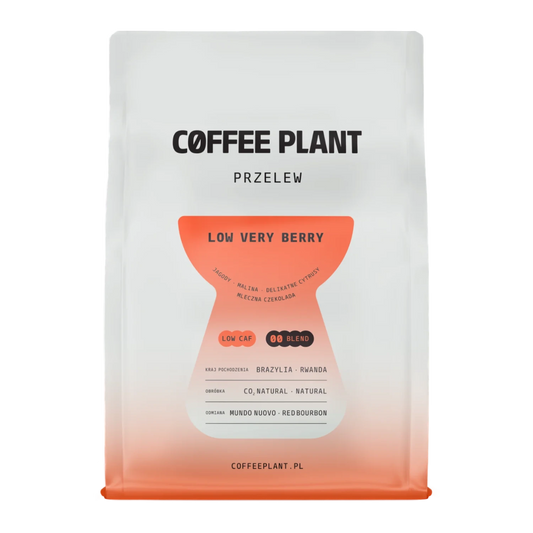 Kaffepaket med Coffee Plant "LOW Very Berry"-design och en orange etikett på vit bakgrund