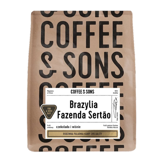 Brun Coffee & Sons-påse Brazylia Fazenda Sertão filterkaffe med stor svart text och vit etikett