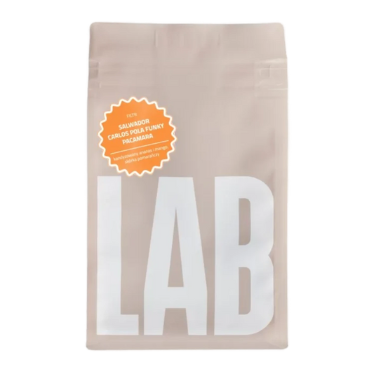 Beige CoffeeLab-påse Salwador ”Carlos Pola Funky” med orange klistermärke.