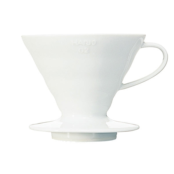 Hario V60-02 keramiskt kaffefilter i vitt på köksbänk