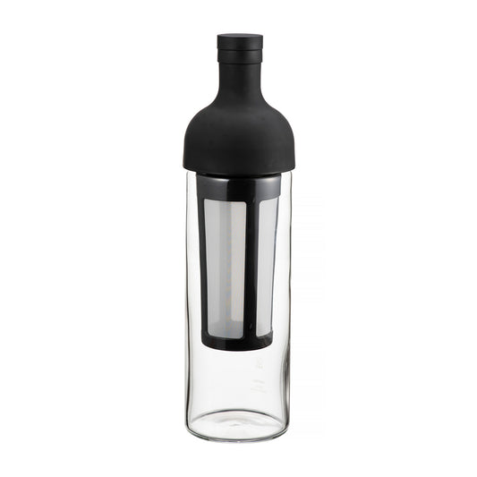 Genomskinlig Hario Cold Brew glasflaska med svart lock och inre filter på vit bakgrund.
