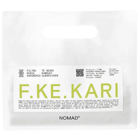 Vit kaffepåse från NOMAD med en tydlig vit etikett med namnet 'F.KE.KARI'.