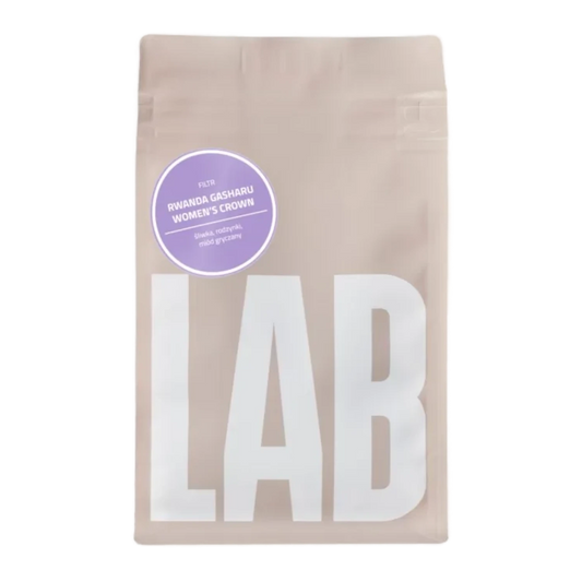 Beige CoffeeLab-påse Rwanda ”Gasharu Women's Crown” med ljuslila klistermärke.