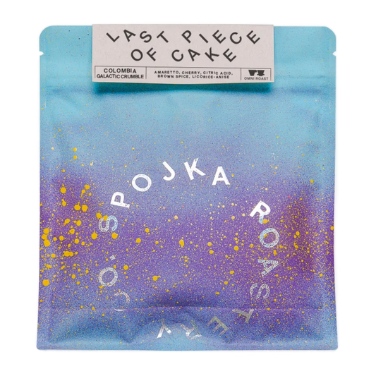 Spojka Roastery Last Piece of Cake Colombia kaffepåse med blå till lila gradient och gult stänk